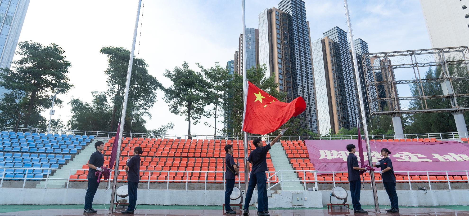 有一种爱永远滚烫！我们在深大祝福祖国！