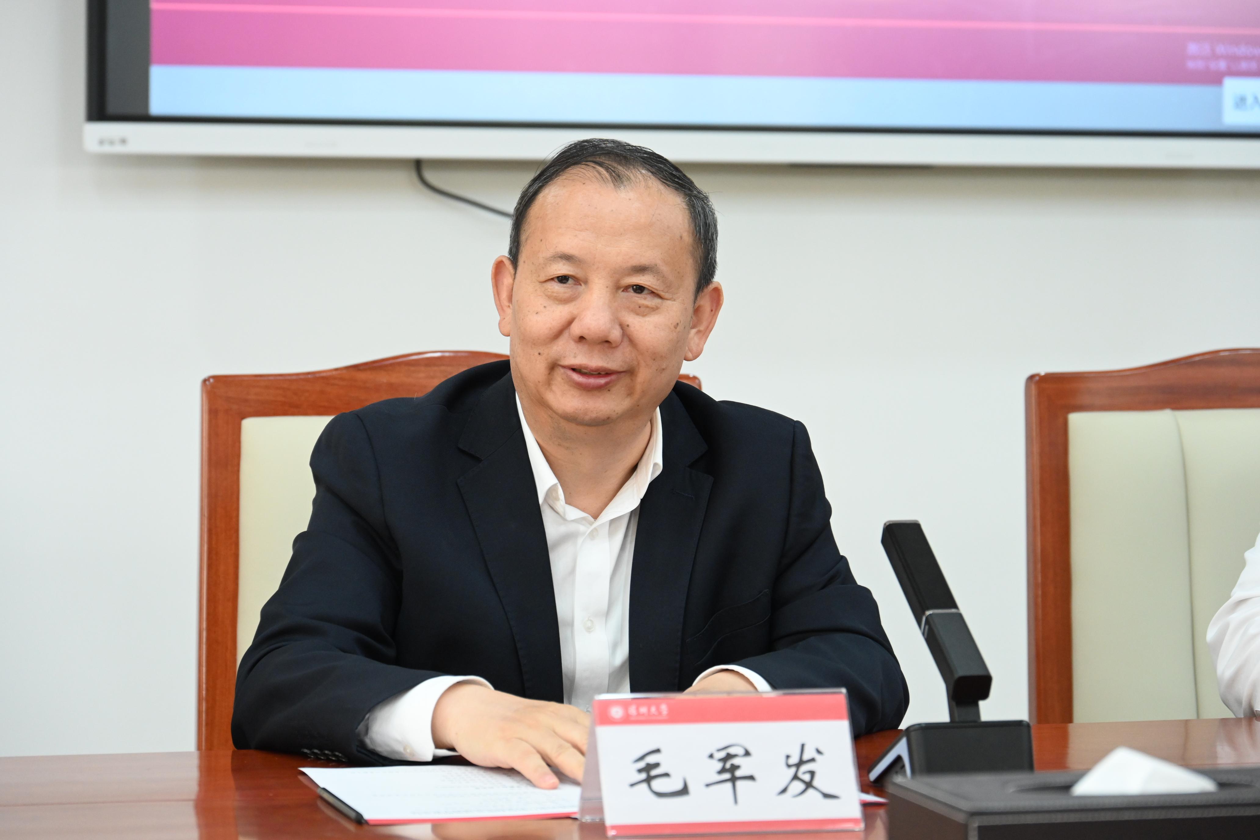 中国建设银行深圳市分行行长李洪茂一行来深圳大学交流