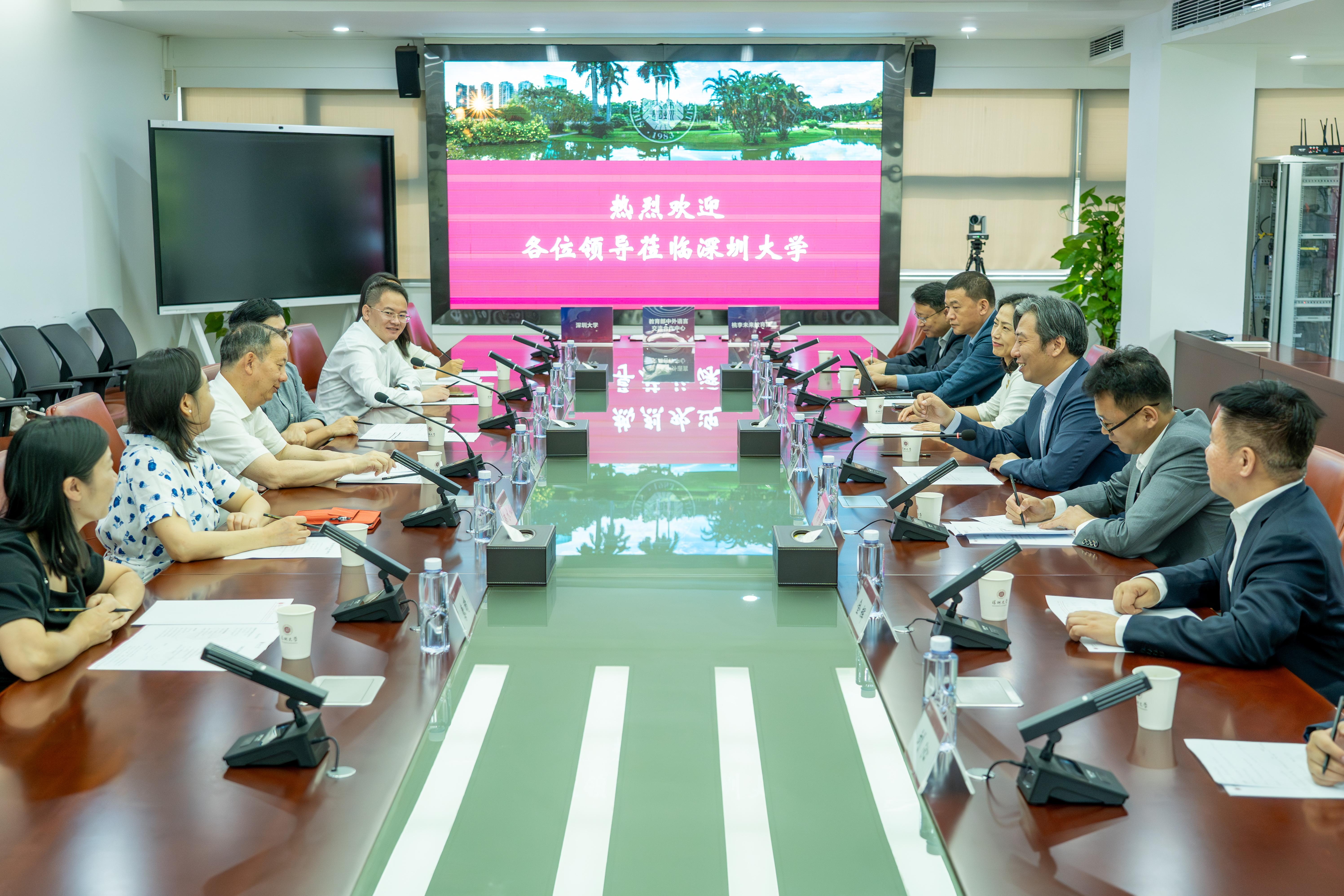 “深圳大学桃李未来”国际中文教师奖学金签约仪式在深圳大学举行