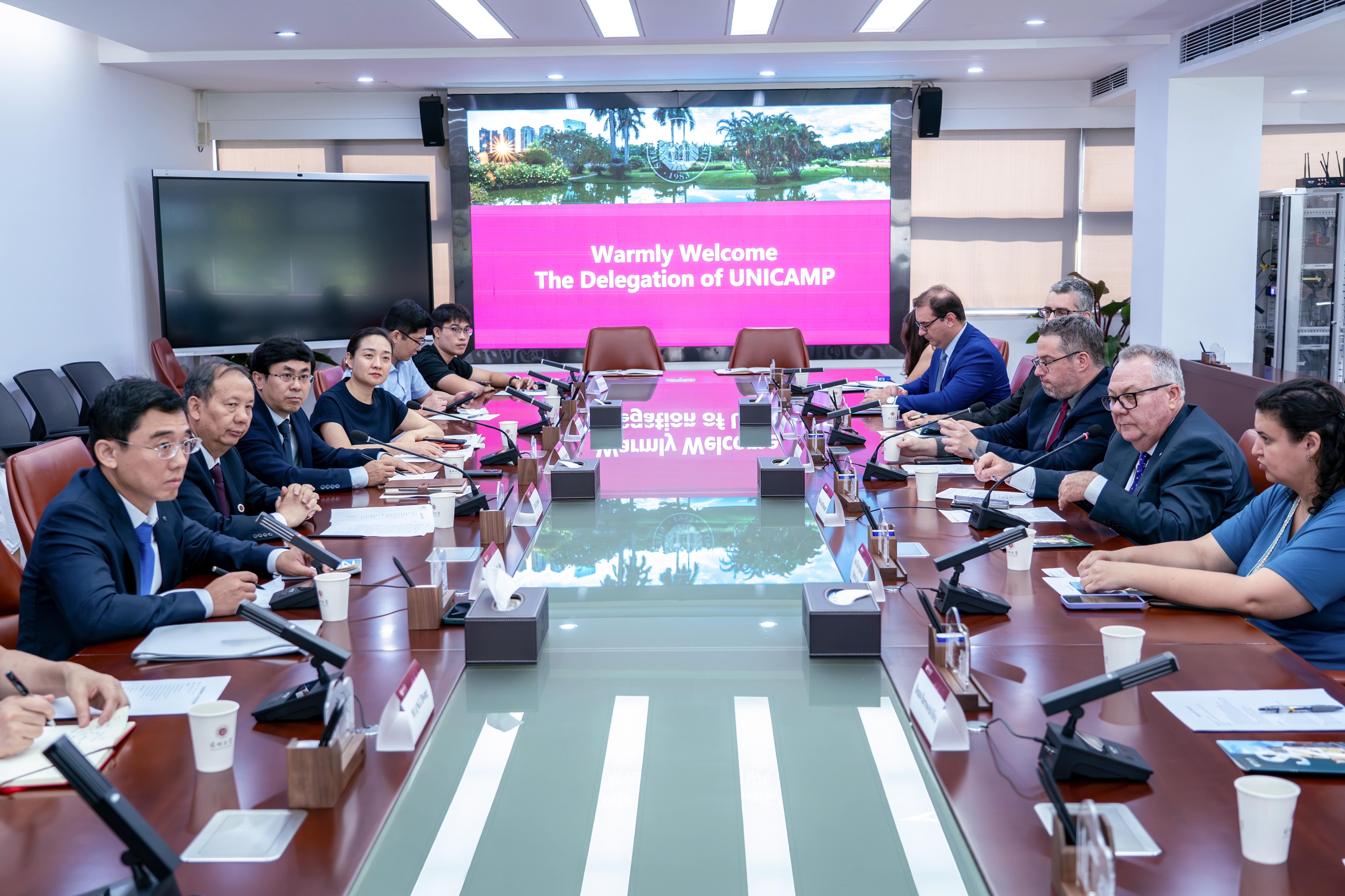 巴西坎皮纳斯州立大学校长一行来访深圳大学