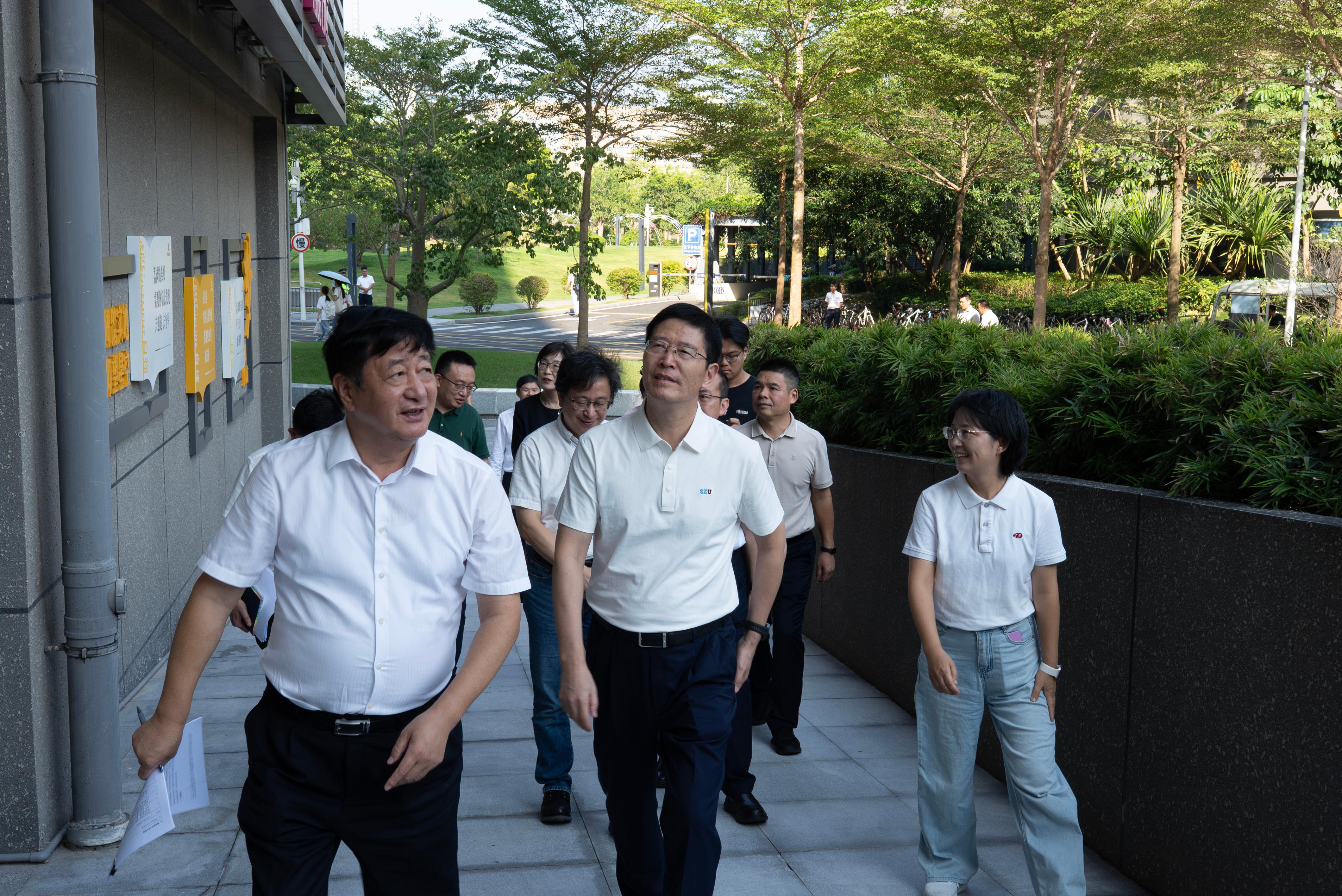 校党委书记徐波一行在丽湖校区调研“一站式”学生社区建设
