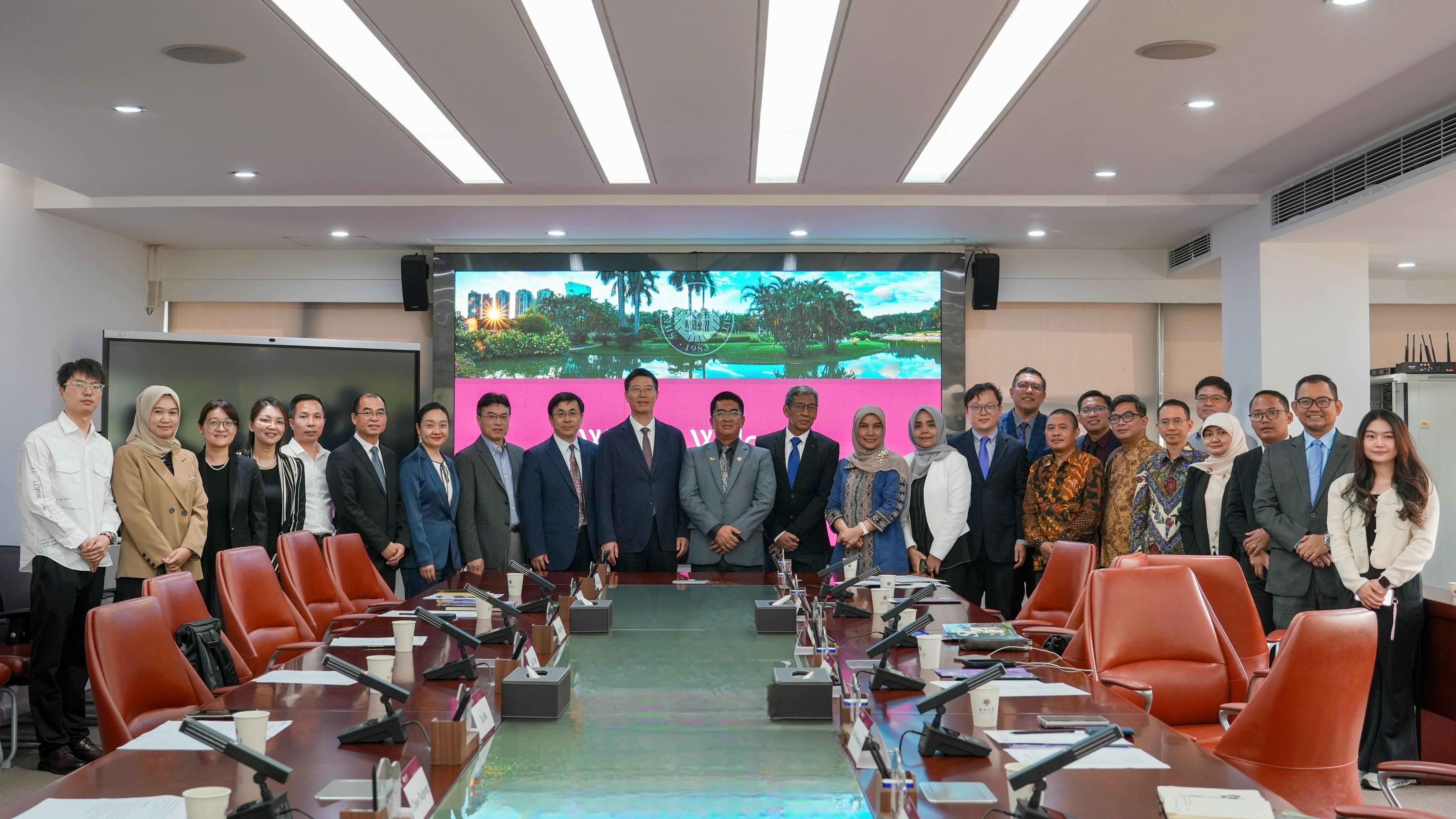 印度尼西亚大学校长率代表团一行来访深圳大学