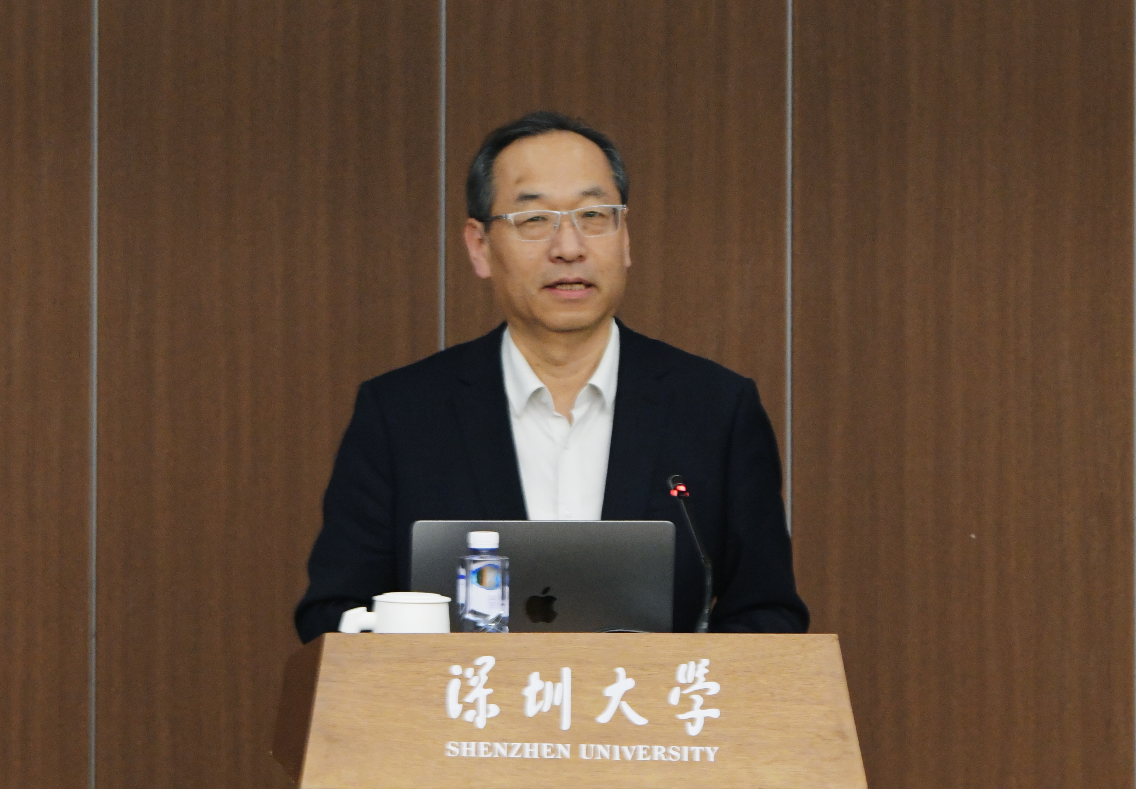 张锦院士做客深大“大师面对面”第十五讲 纵论AI如何重塑材料科学研究范式-深圳大学