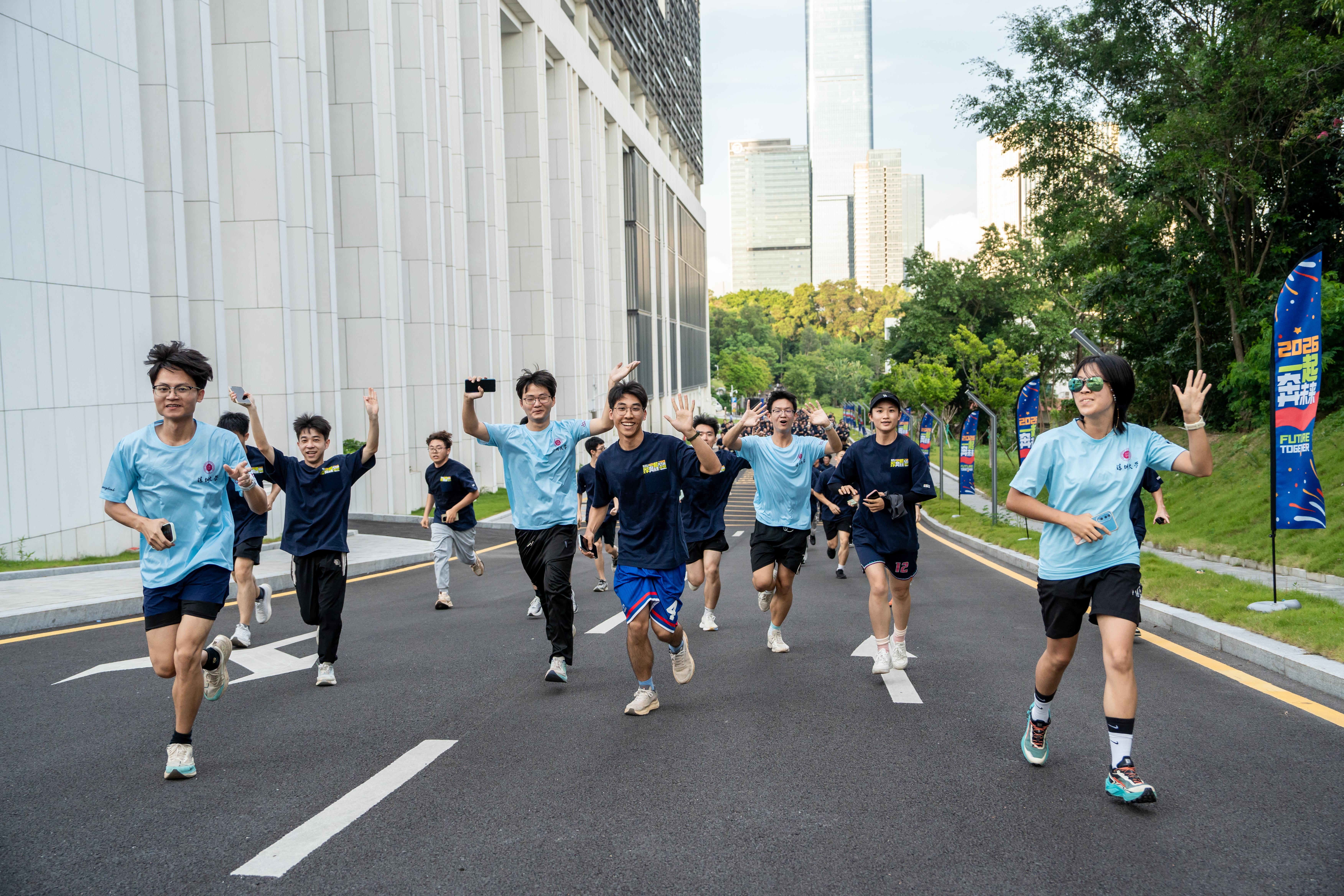 荔园留夏意，一起奔未来!深圳大学举行2026年毕业季环校跑活动