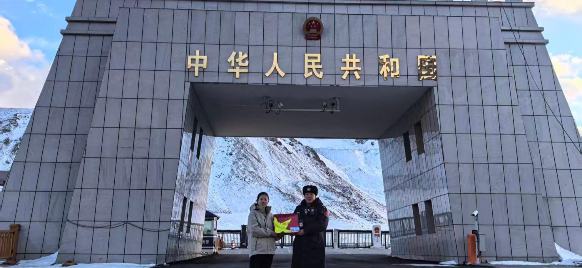 珍贵的“红色信物”！深大获赠红其拉甫国门国旗