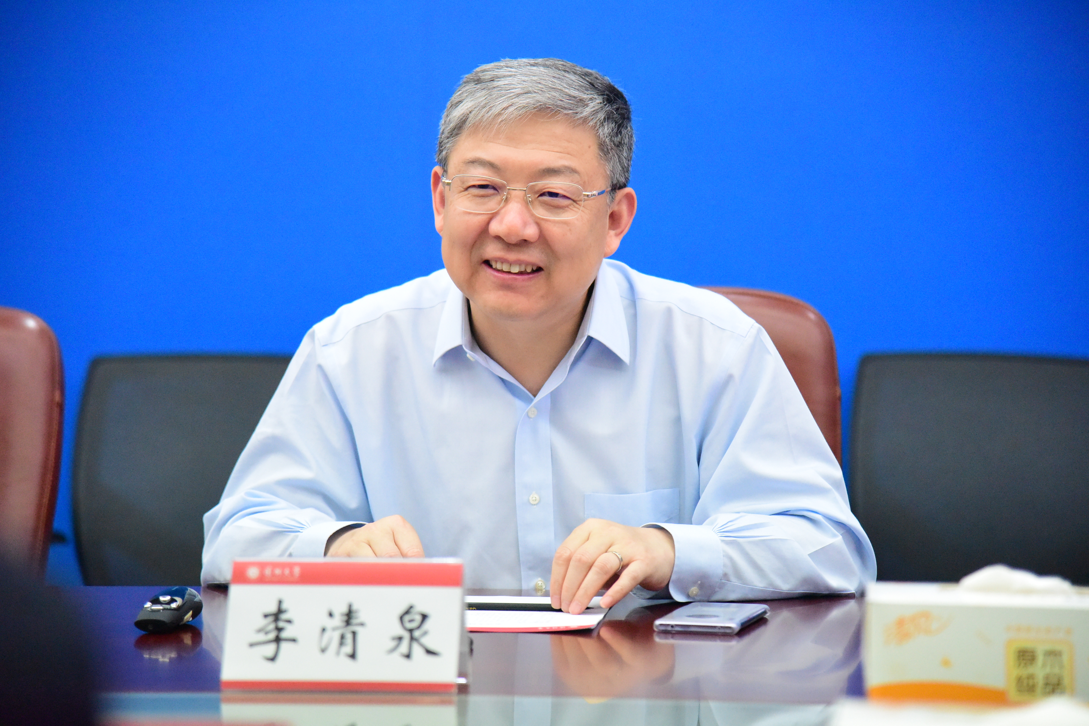 我校党委书记,校长李清泉接待了客人一行.