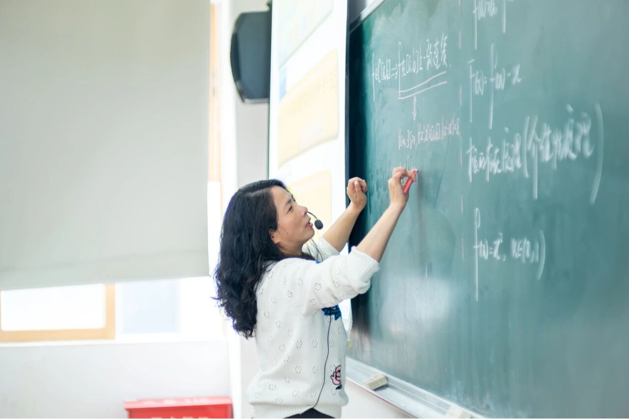 从B站“抢”回学生