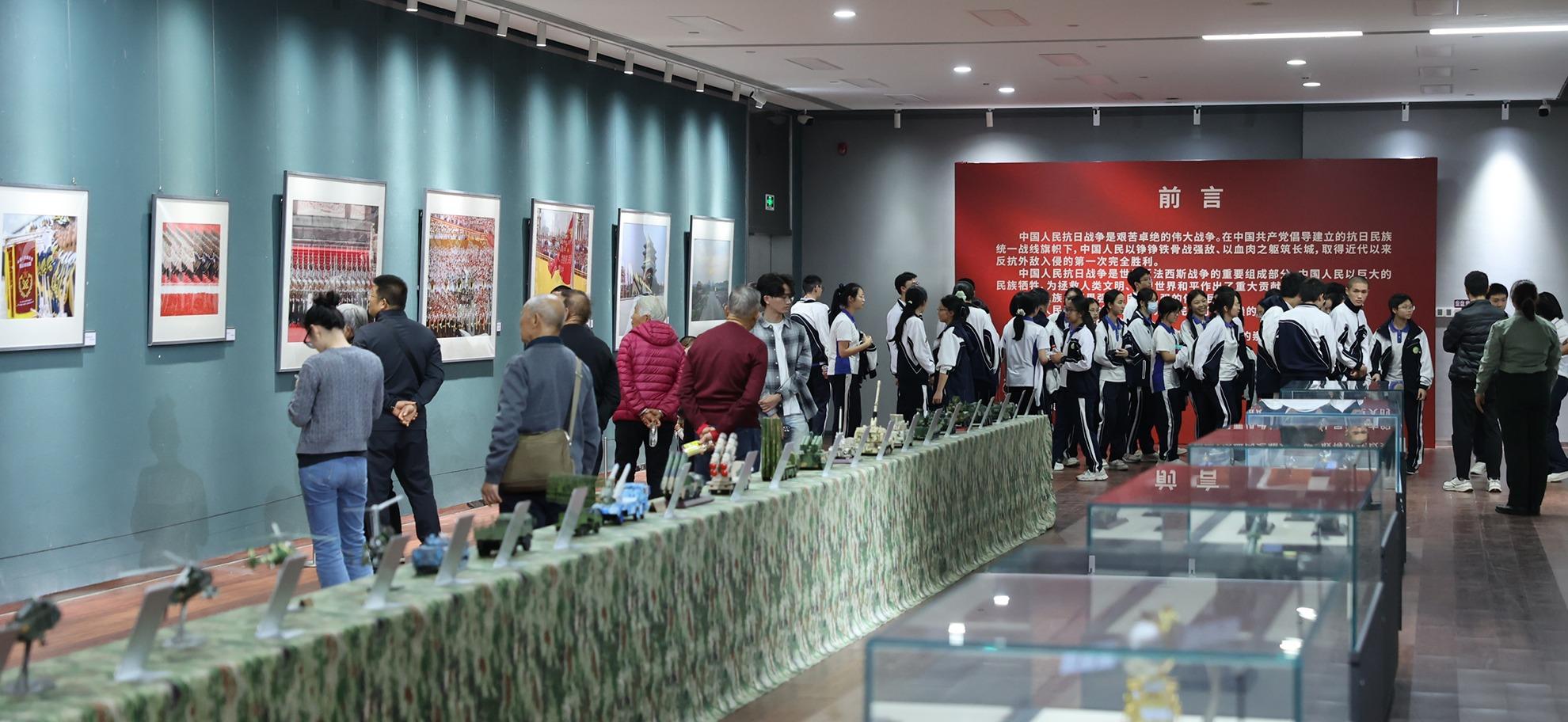 九三阅兵展走进深圳大学，重温热血瞬间！