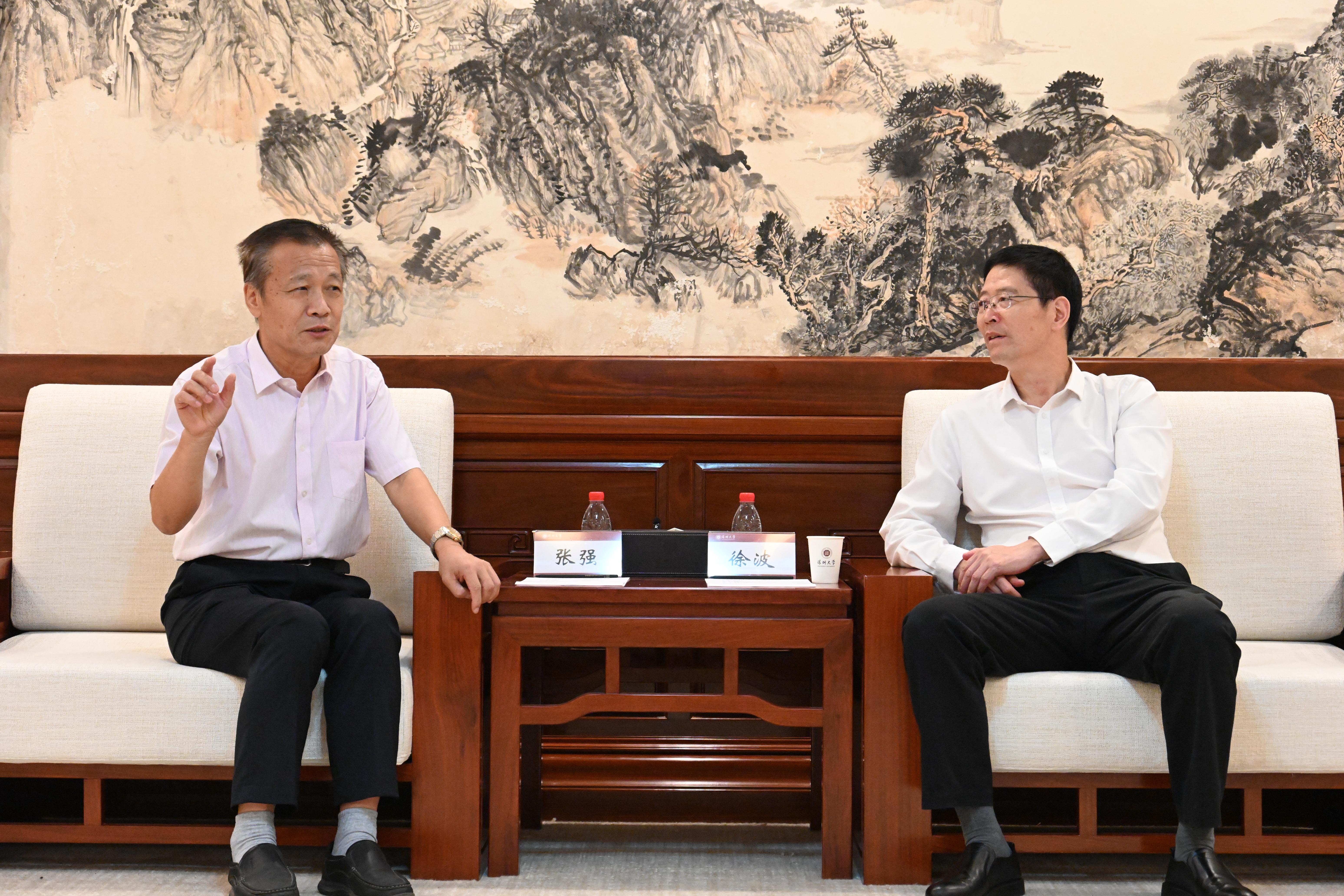 广州软件学院校长张强一行到深圳大学调研