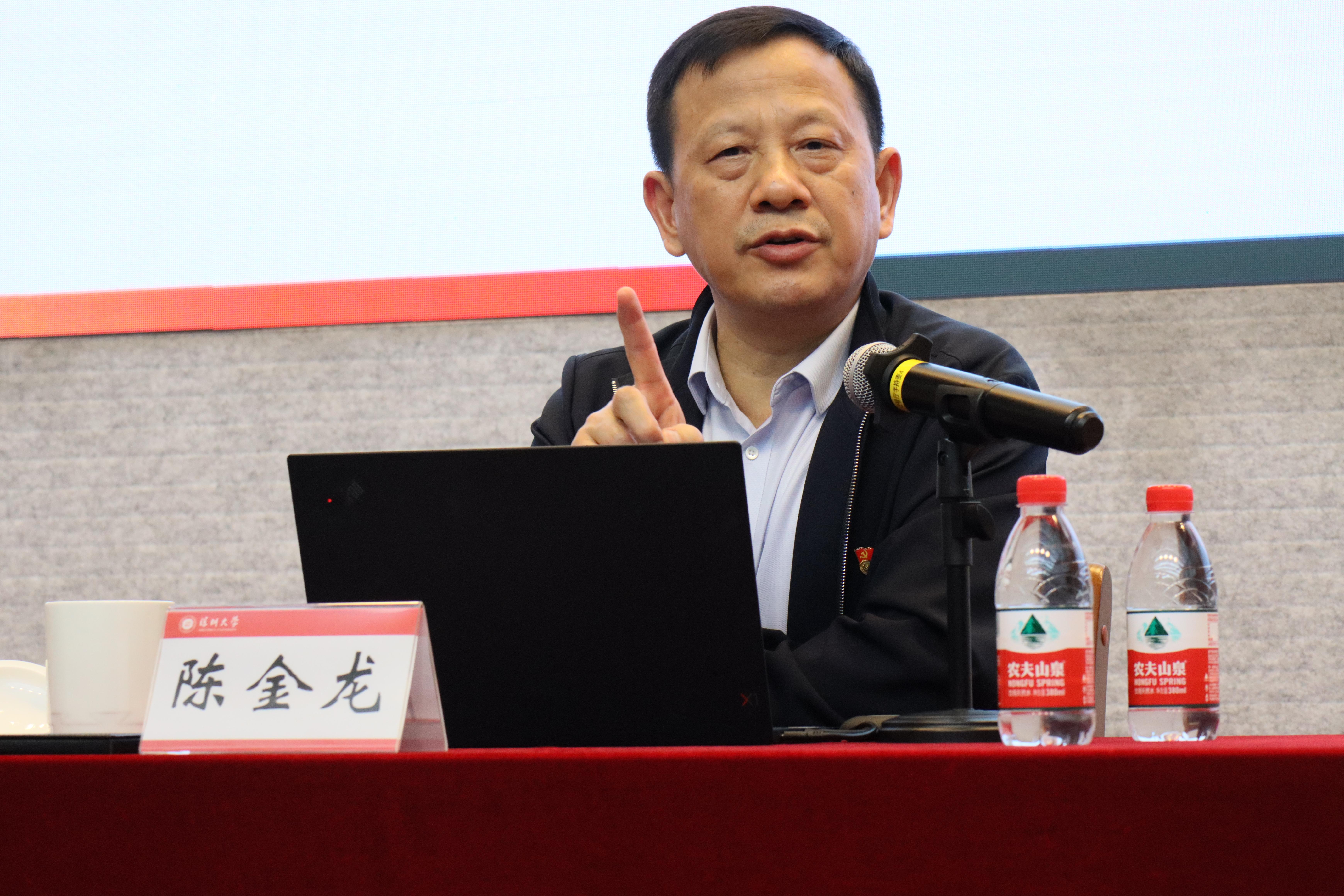 我校召开校党委理论学习中心组（扩大）学习会 宣讲党的十九届六中全会精神