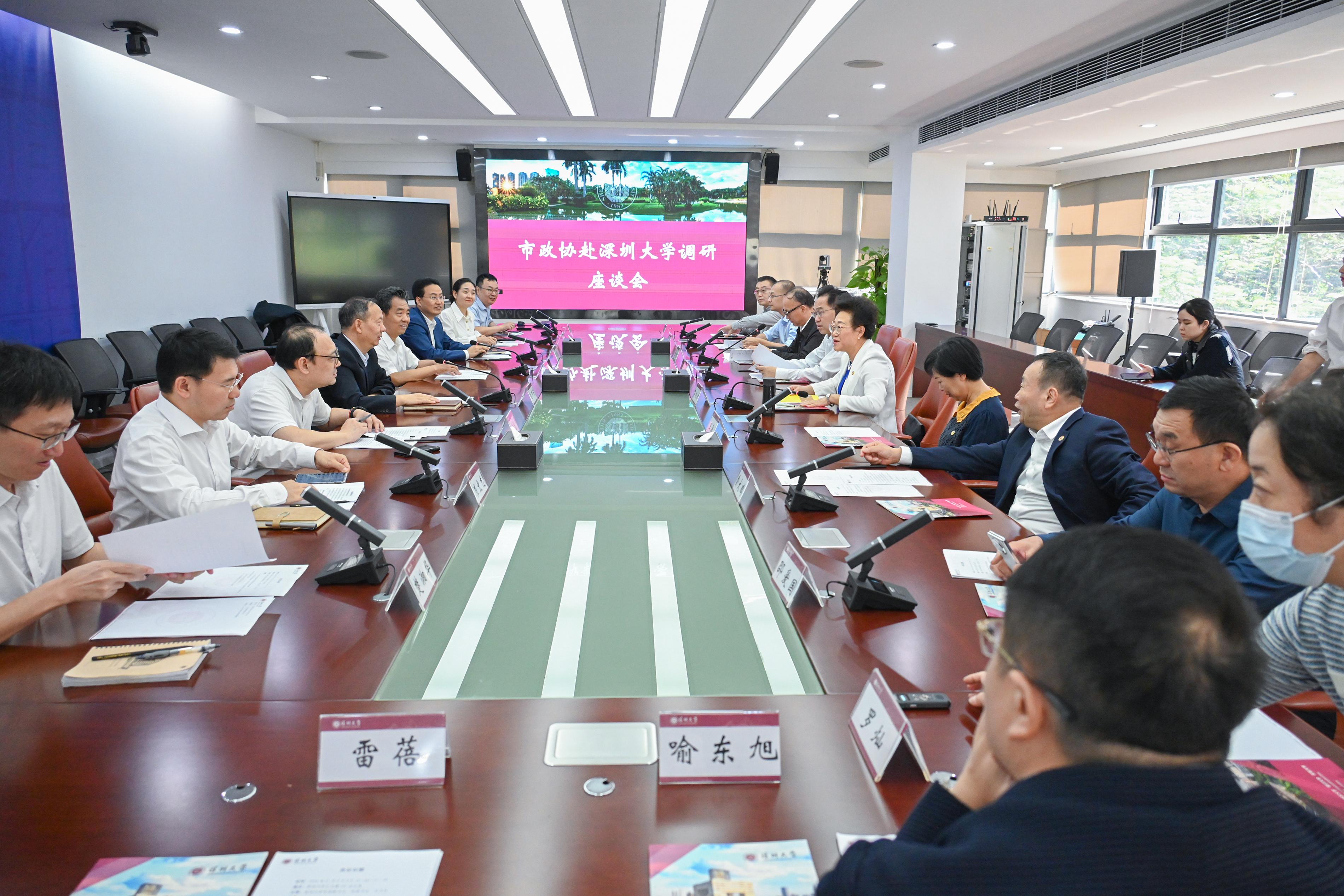 深圳市政协副主席吴以环带队来深圳大学调研