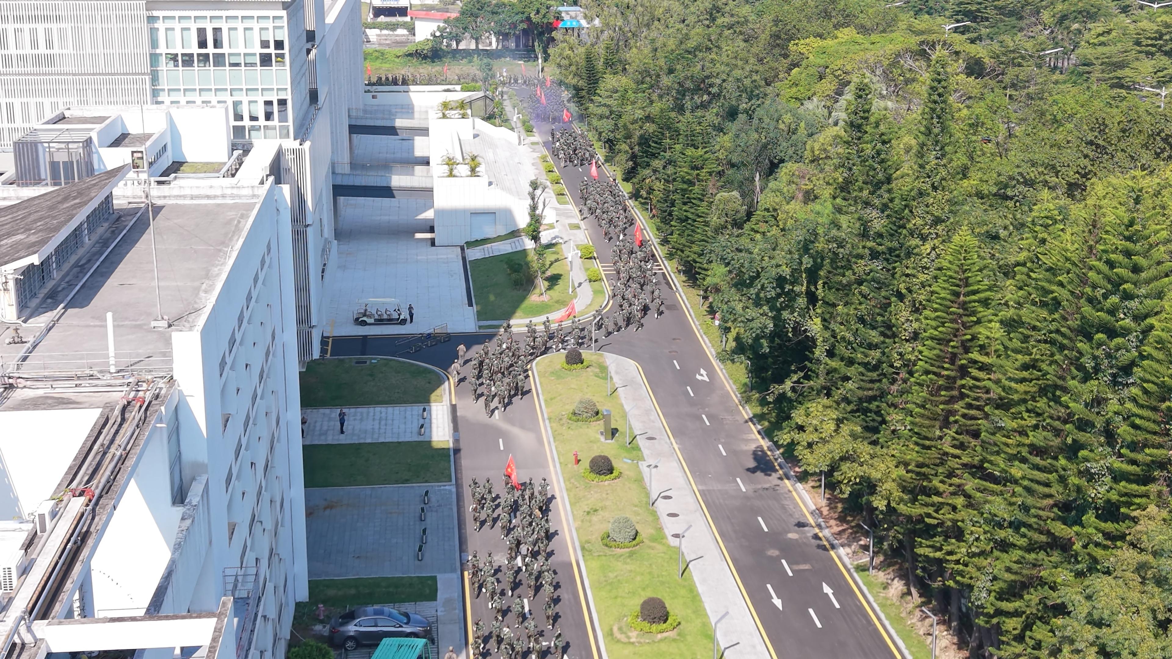 青春踏征程！新生沉浸式参与“微长征”军训拉练