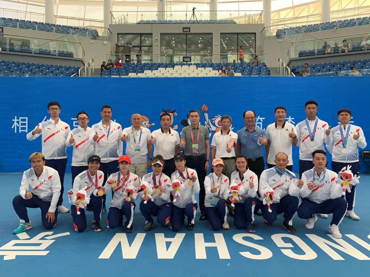 广东深大极光队在第14届全运会群众比赛网球项目勇创佳绩 勇夺 1 金 1 银