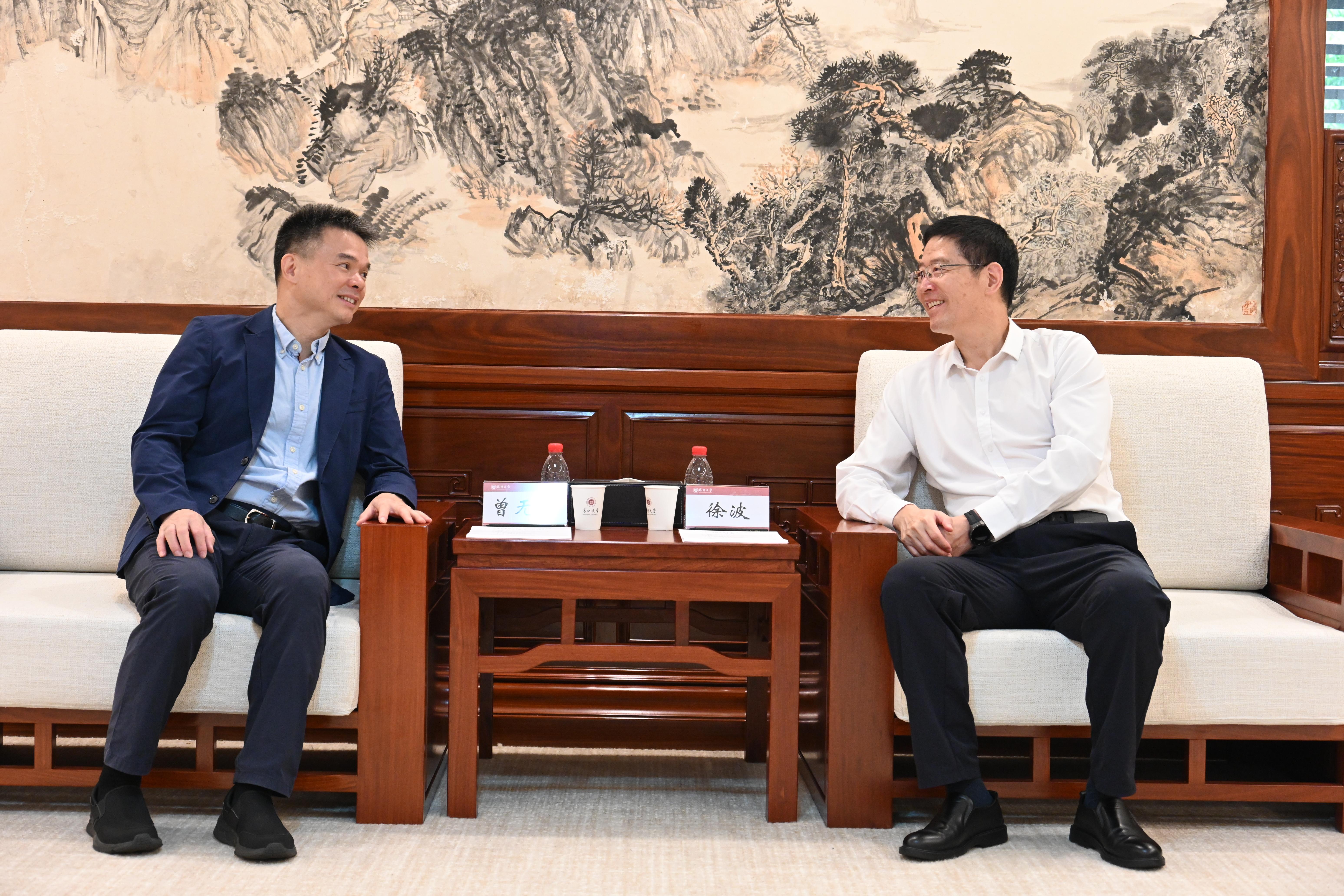 深圳市委台办主任曾无非一行来深圳大学调研交流