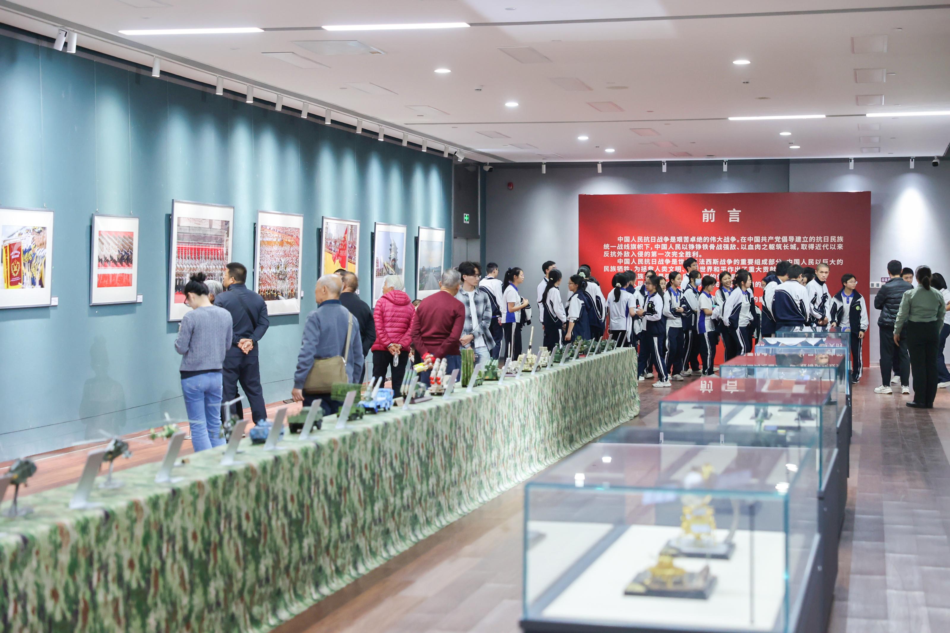 “我和我的祖国”大思政课暨“影像里的大思政·九三阅兵展深圳大学站”启动